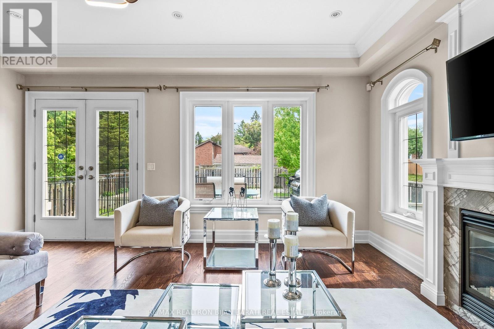 221 Elmwood Avenue, Toronto, ON - Indoor Photo Showing Living Room With Fireplace
