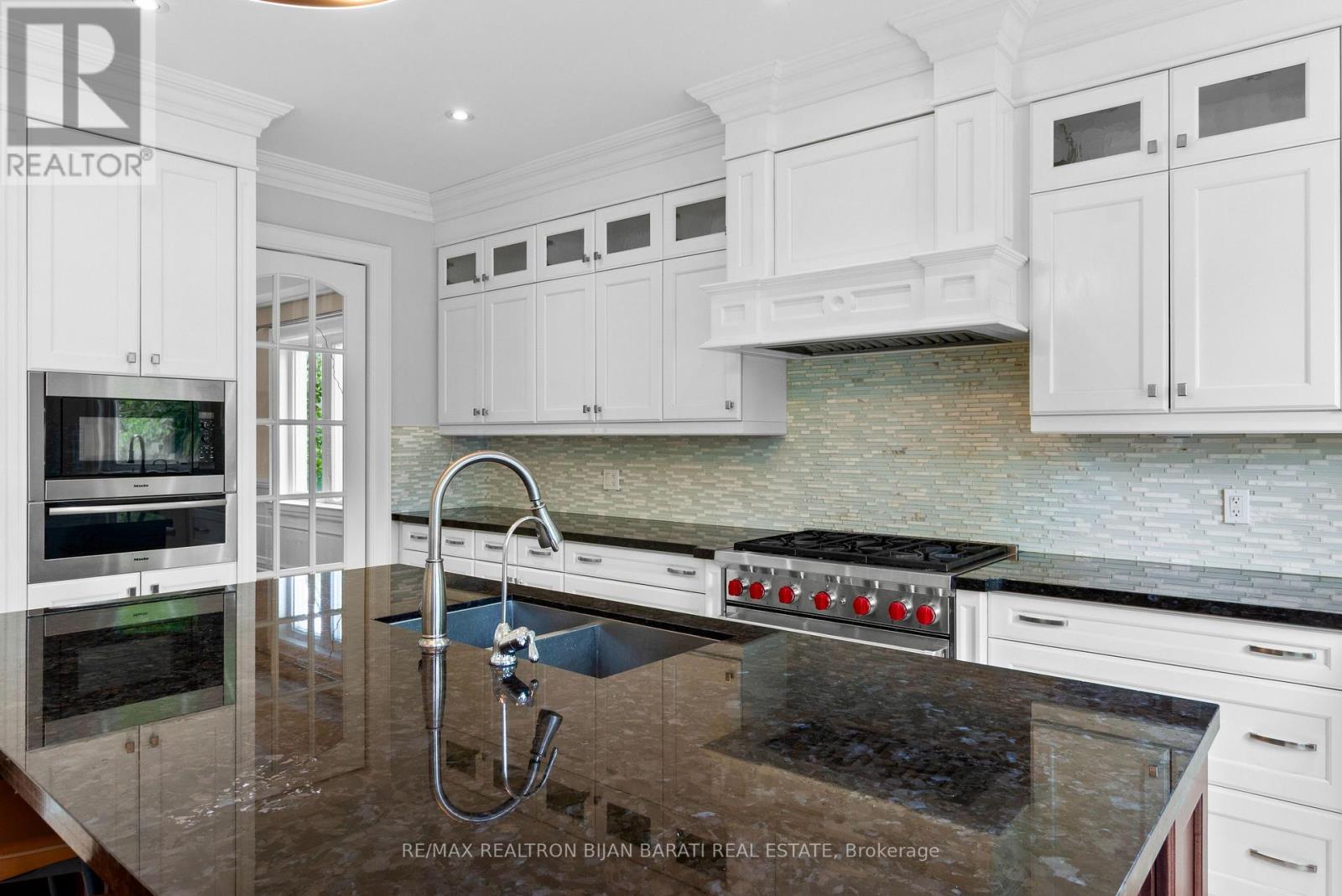 221 Elmwood Avenue, Toronto, ON - Indoor Photo Showing Kitchen With Double Sink With Upgraded Kitchen