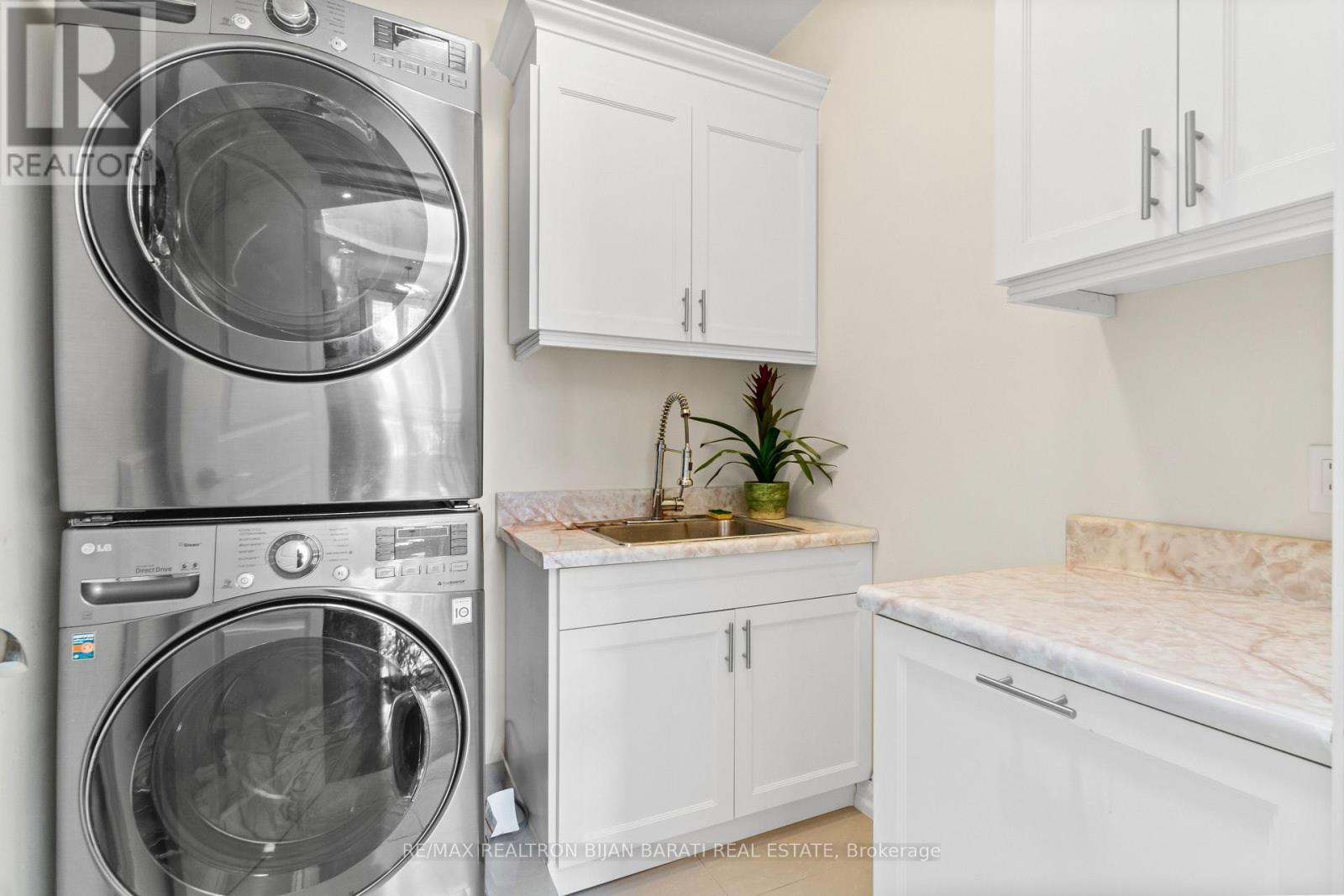 221 Elmwood Avenue, Toronto, ON - Indoor Photo Showing Laundry Room