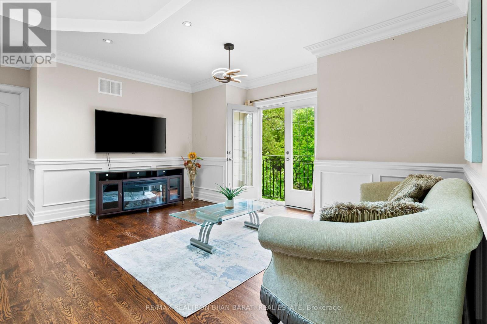 221 Elmwood Avenue, Toronto, ON - Indoor Photo Showing Living Room