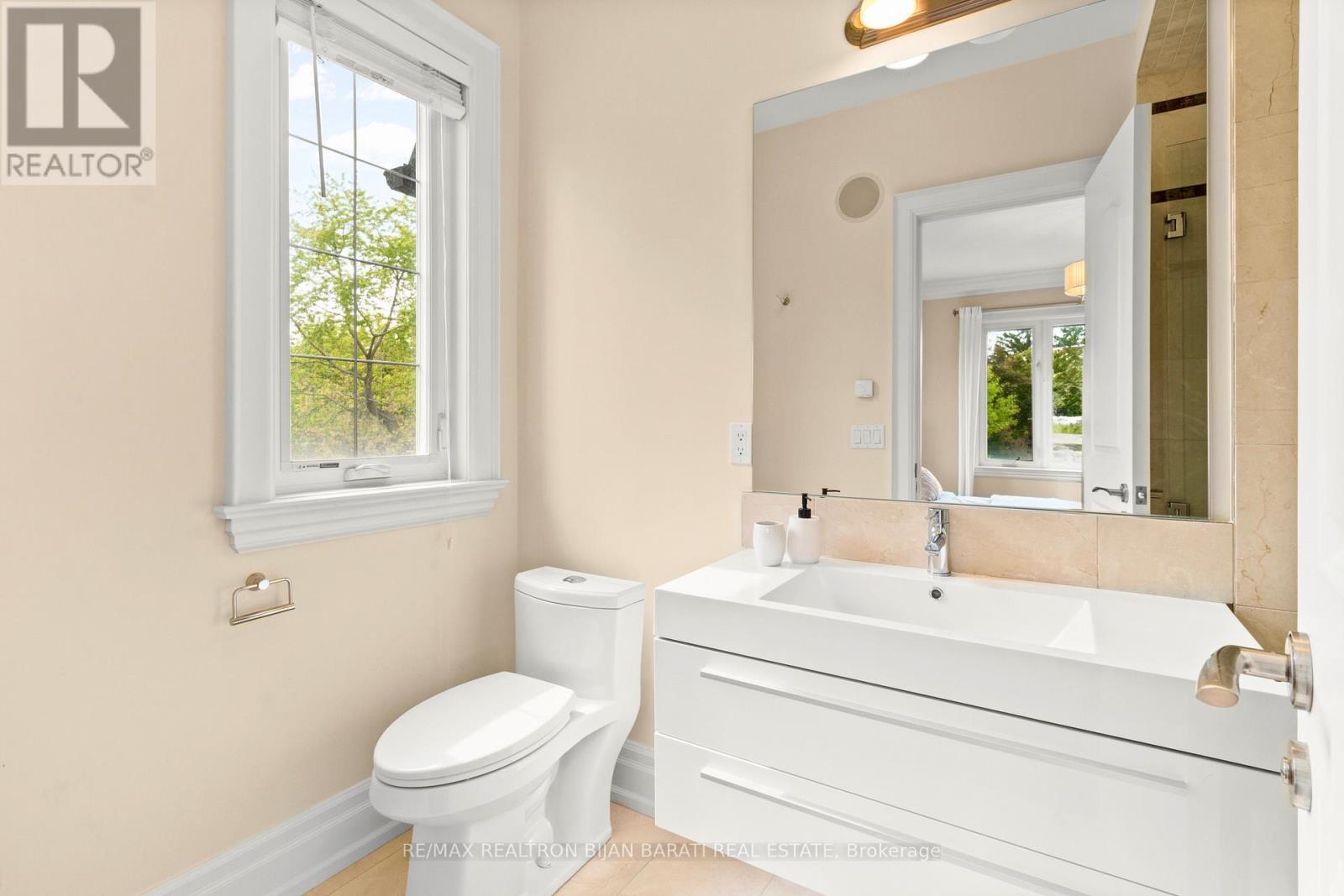 221 Elmwood Avenue, Toronto, ON - Indoor Photo Showing Bathroom