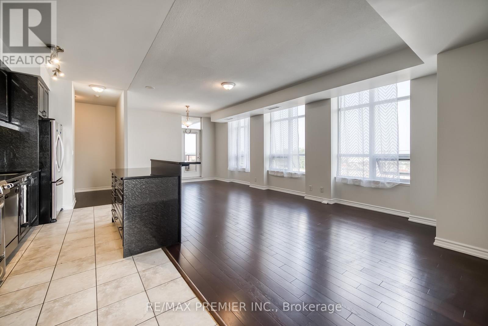 614 - 9225 Jane Street, Vaughan, ON - Indoor