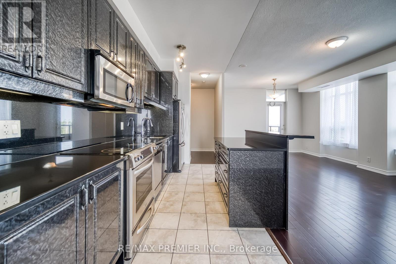 614 - 9225 Jane Street, Vaughan, ON - Indoor Photo Showing Kitchen