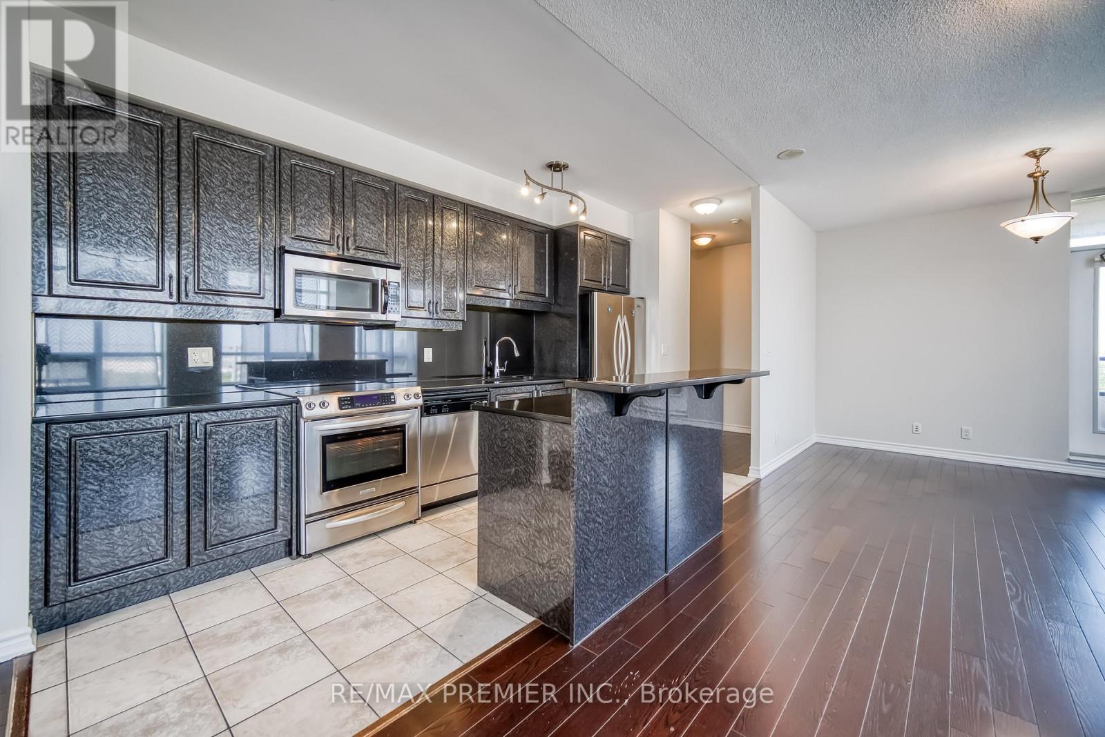 614 - 9225 Jane Street, Vaughan, ON - Indoor Photo Showing Kitchen With Upgraded Kitchen