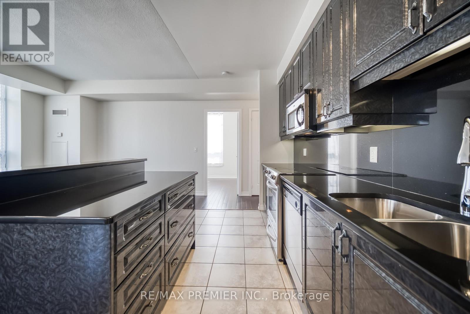 614 - 9225 Jane Street, Vaughan, ON - Indoor Photo Showing Kitchen With Double Sink