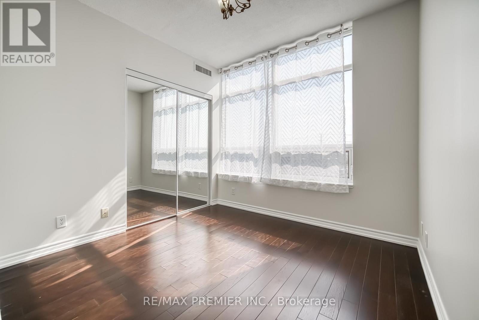 614 - 9225 Jane Street, Vaughan, ON - Indoor Photo Showing Other Room