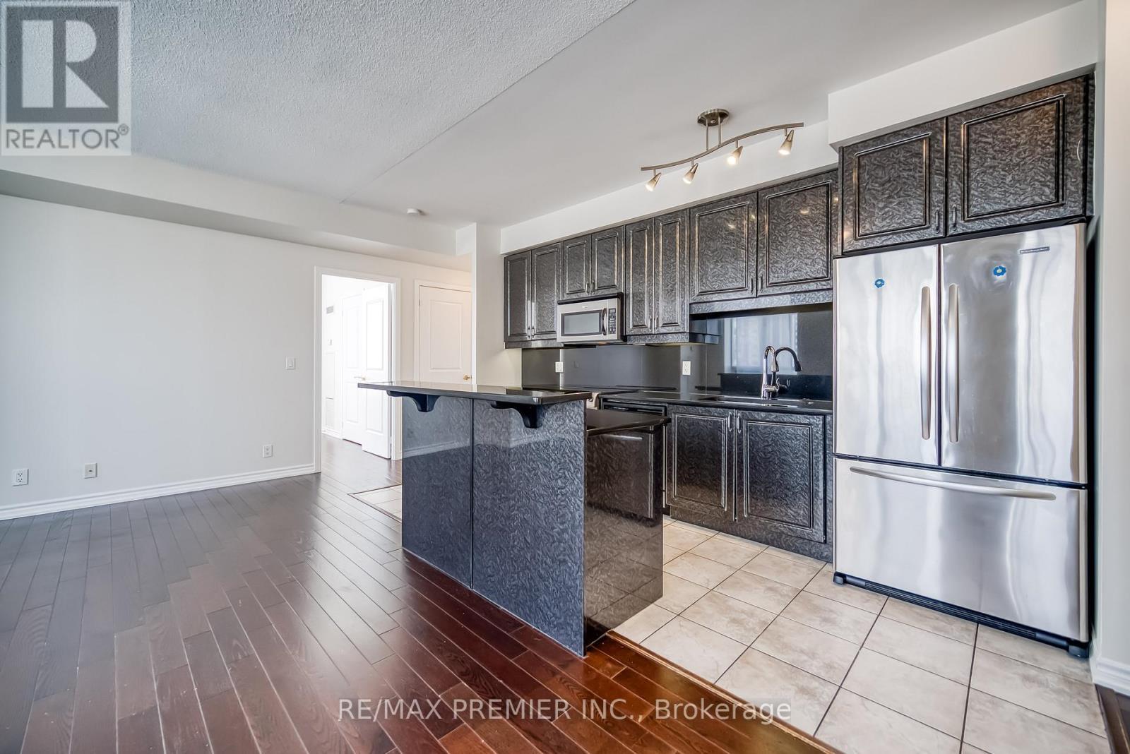 614 - 9225 Jane Street, Vaughan, ON - Indoor Photo Showing Kitchen