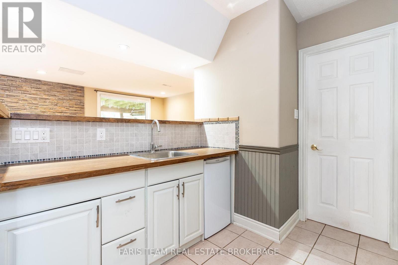 46 Kell Place, Barrie, ON - Indoor Photo Showing Kitchen