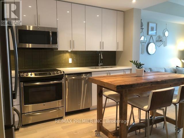 4210 - 2212 Lake Shore Boulevard W, Toronto, ON - Indoor Photo Showing Kitchen With Stainless Steel Kitchen With Upgraded Kitchen