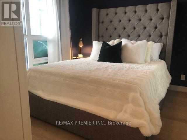 4210 - 2212 Lake Shore Boulevard W, Toronto, ON - Indoor Photo Showing Bedroom