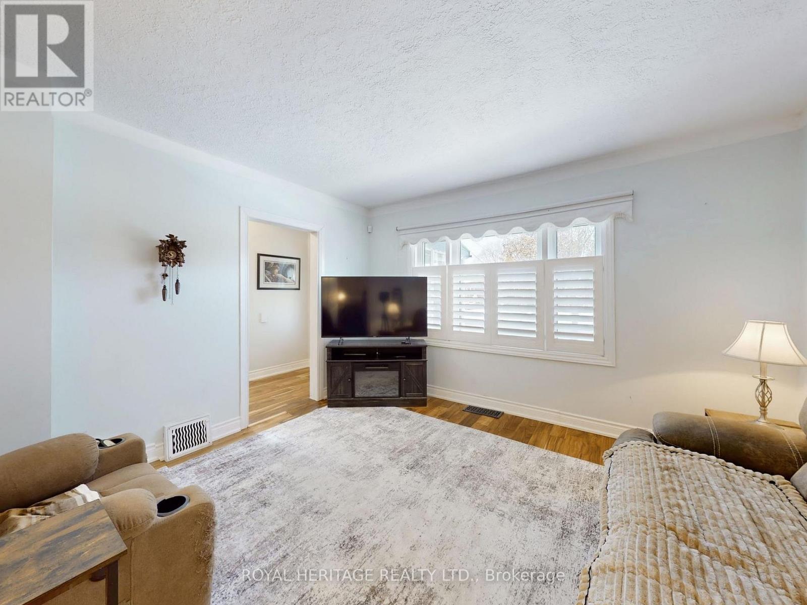 651 Somerville Avenue, Oshawa, ON - Indoor Photo Showing Living Room