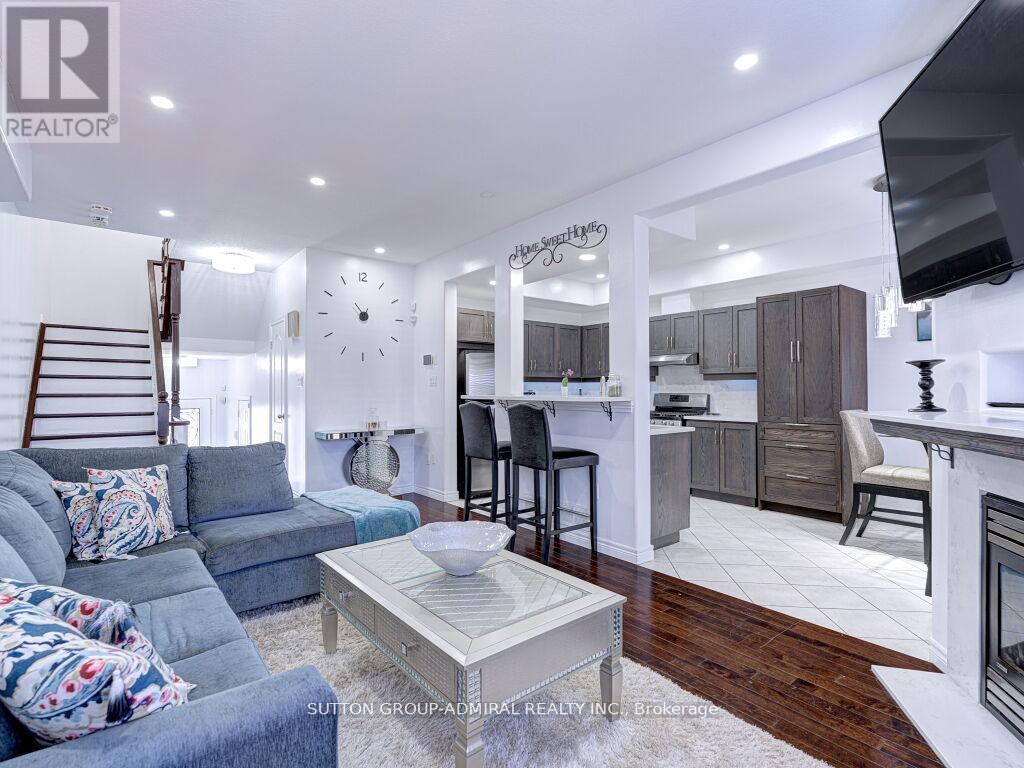 31 Palacebeach Trail, Hamilton, ON - Indoor Photo Showing Living Room