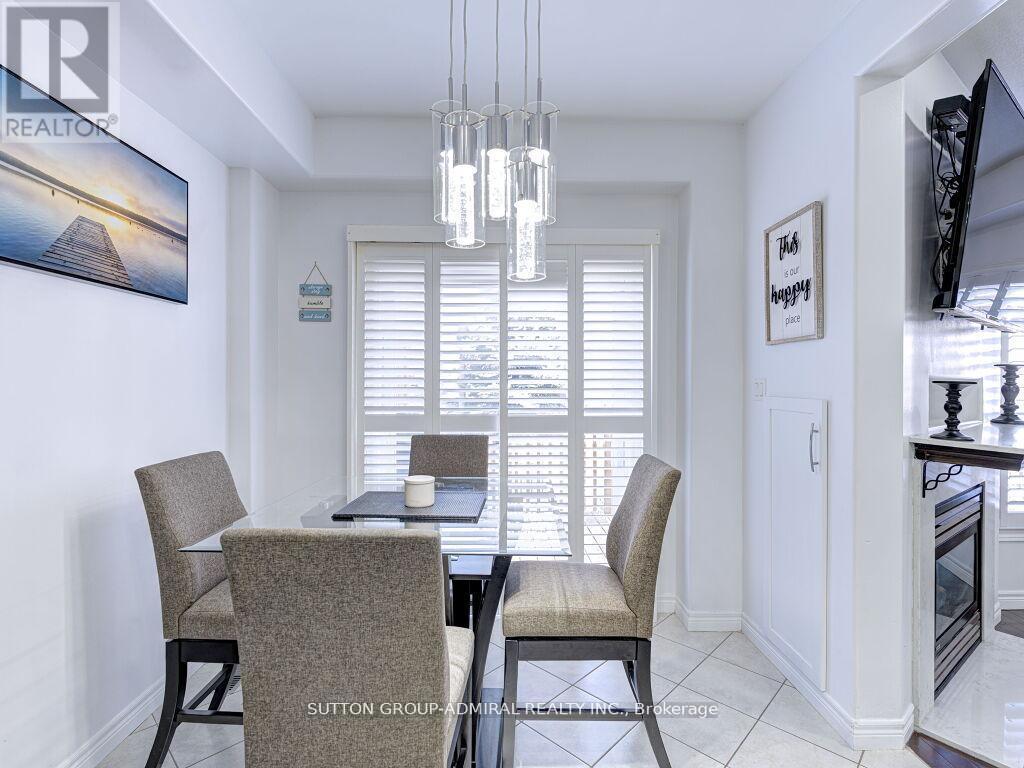 31 Palacebeach Trail, Hamilton, ON - Indoor Photo Showing Dining Room