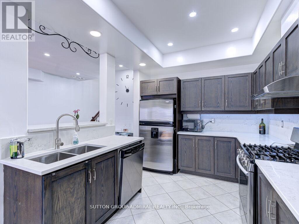 31 Palacebeach Trail, Hamilton, ON - Indoor Photo Showing Kitchen With Double Sink With Upgraded Kitchen