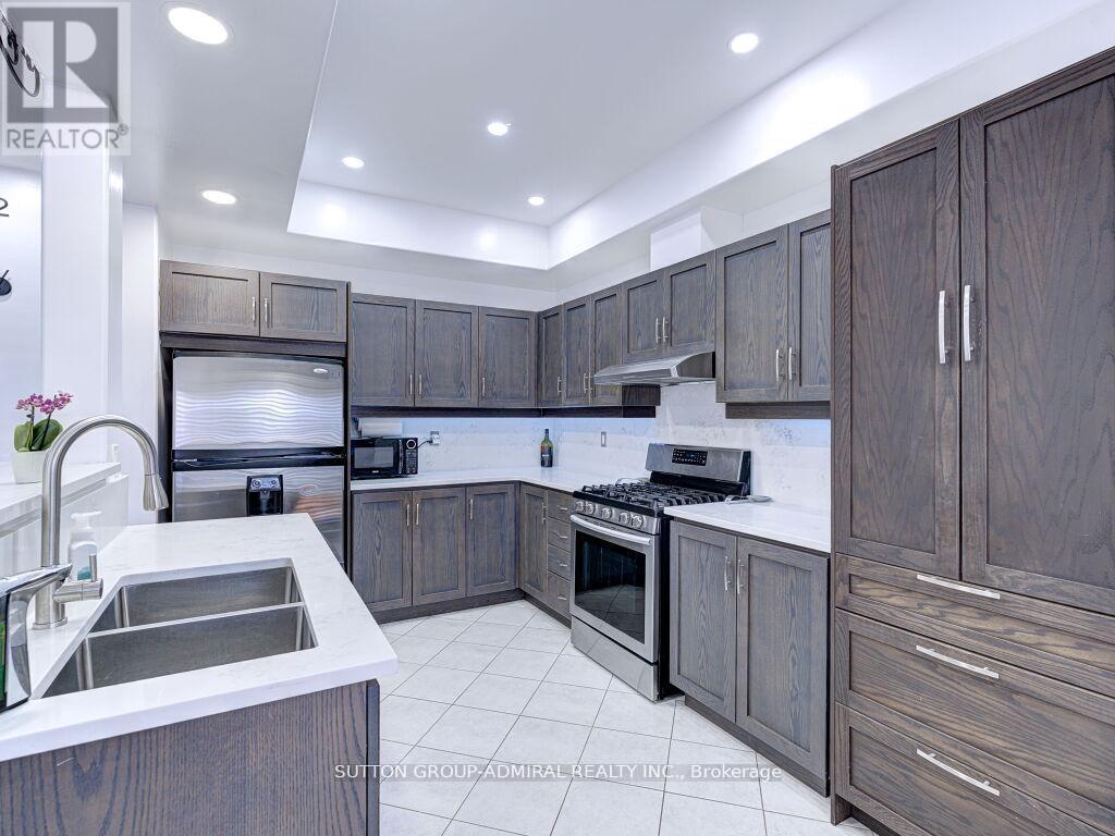 31 Palacebeach Trail, Hamilton, ON - Indoor Photo Showing Kitchen With Double Sink