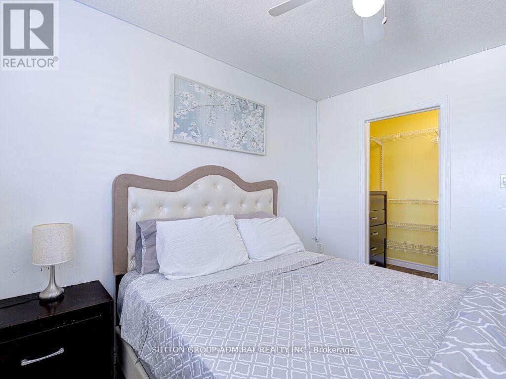 31 Palacebeach Trail, Hamilton, ON - Indoor Photo Showing Bedroom