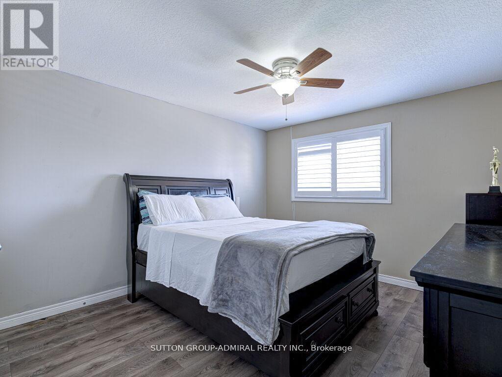 31 Palacebeach Trail, Hamilton, ON - Indoor Photo Showing Bedroom
