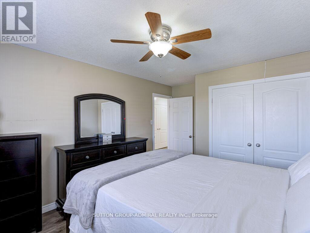 31 Palacebeach Trail, Hamilton, ON - Indoor Photo Showing Bedroom
