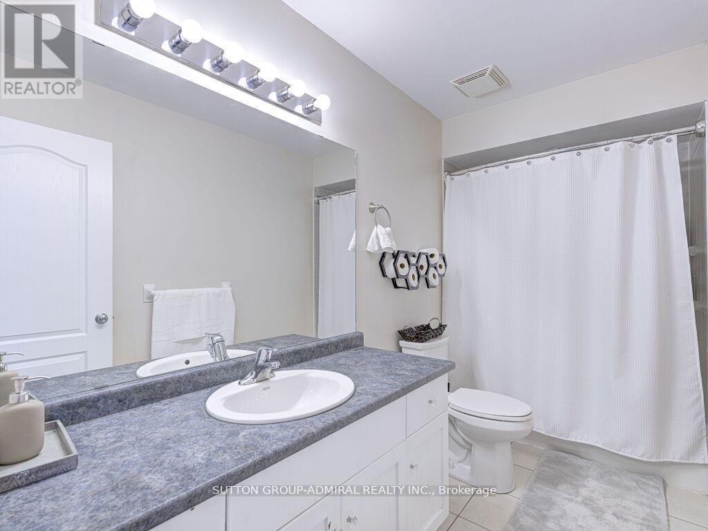 31 Palacebeach Trail, Hamilton, ON - Indoor Photo Showing Bathroom