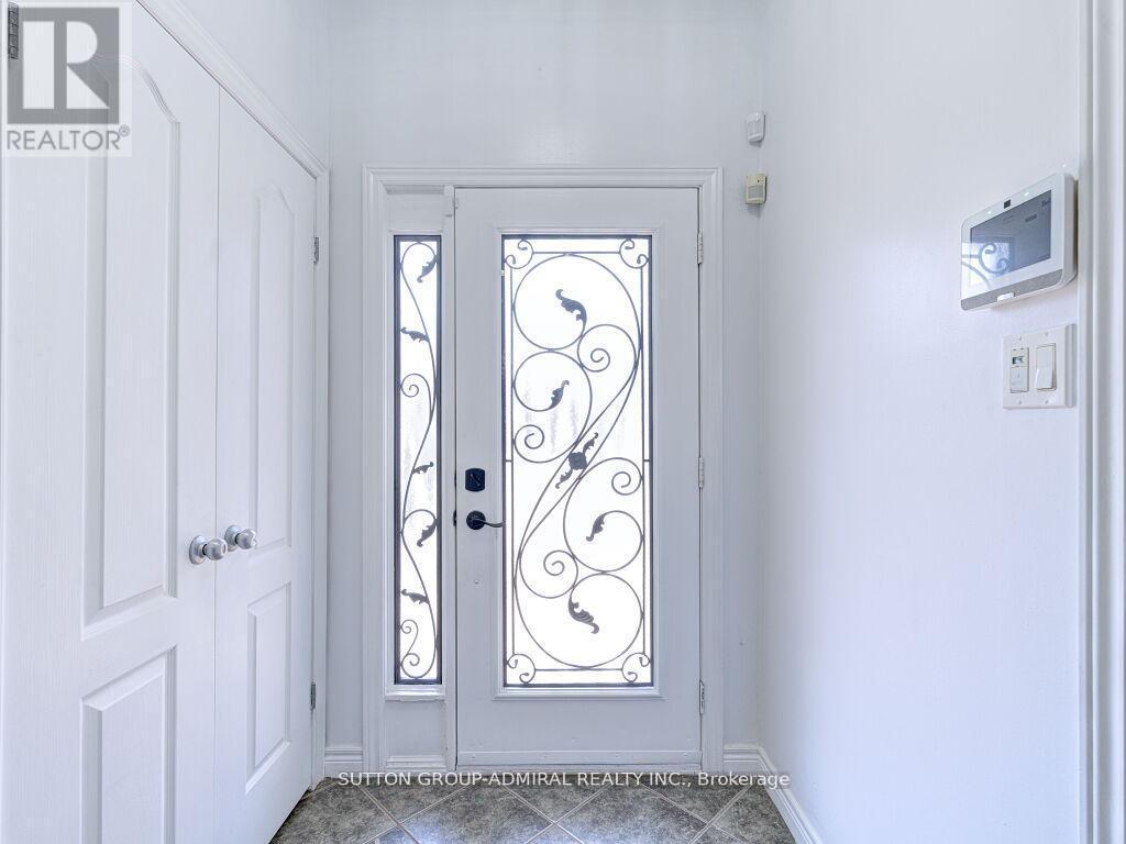 31 Palacebeach Trail, Hamilton, ON - Indoor Photo Showing Other Room