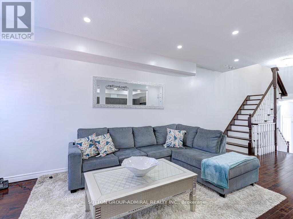 31 Palacebeach Trail, Hamilton, ON - Indoor Photo Showing Living Room