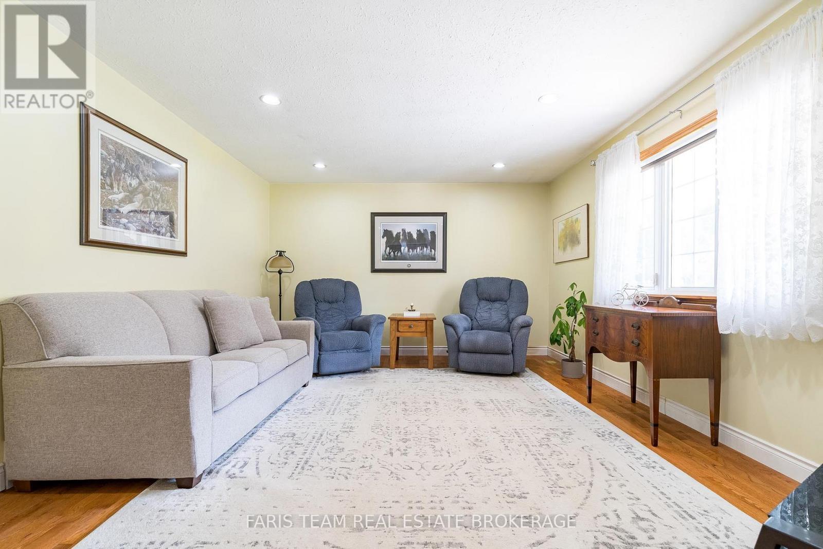 735519 West Back Line, West Grey, ON - Indoor Photo Showing Living Room