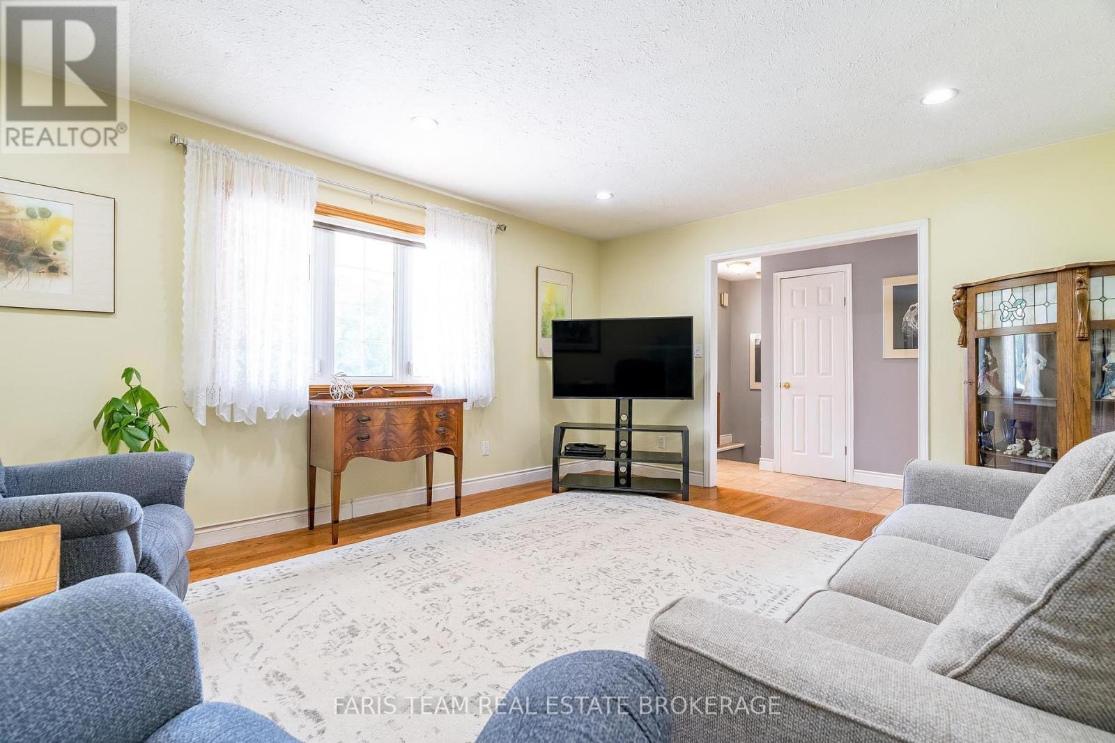 735519 West Back Line, West Grey, ON - Indoor Photo Showing Living Room