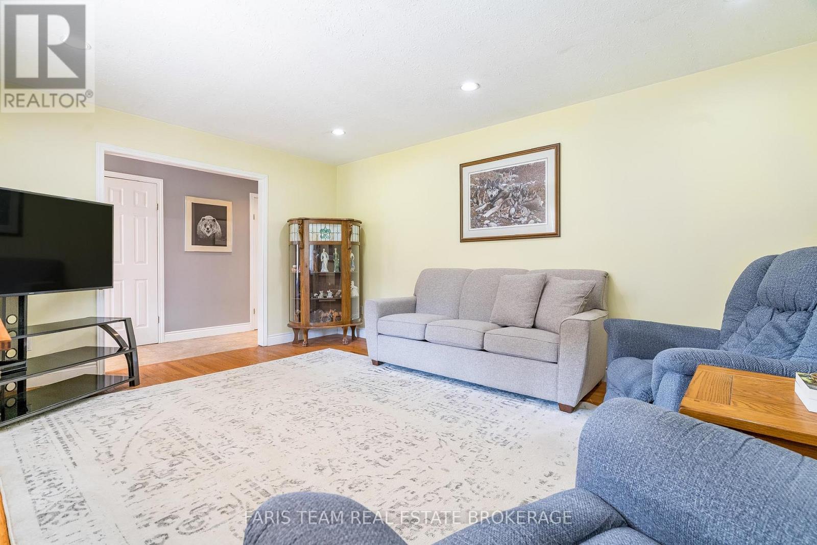735519 West Back Line, West Grey, ON - Indoor Photo Showing Living Room