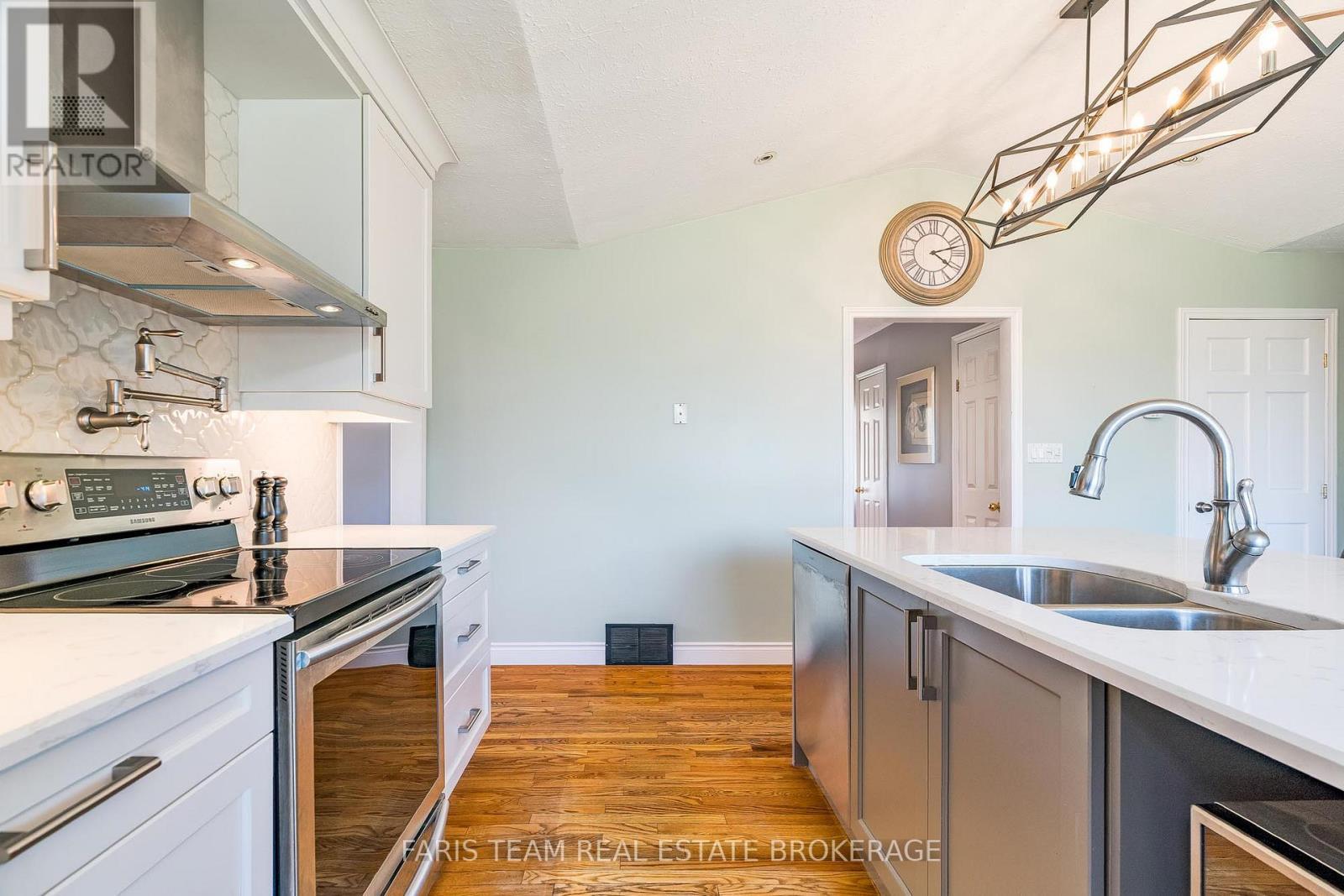 735519 West Back Line, West Grey, ON - Indoor Photo Showing Kitchen With Double Sink