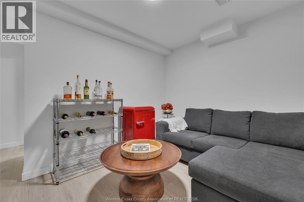 8475 Wyandotte Unit# 116, Windsor, ON - Indoor Photo Showing Living Room