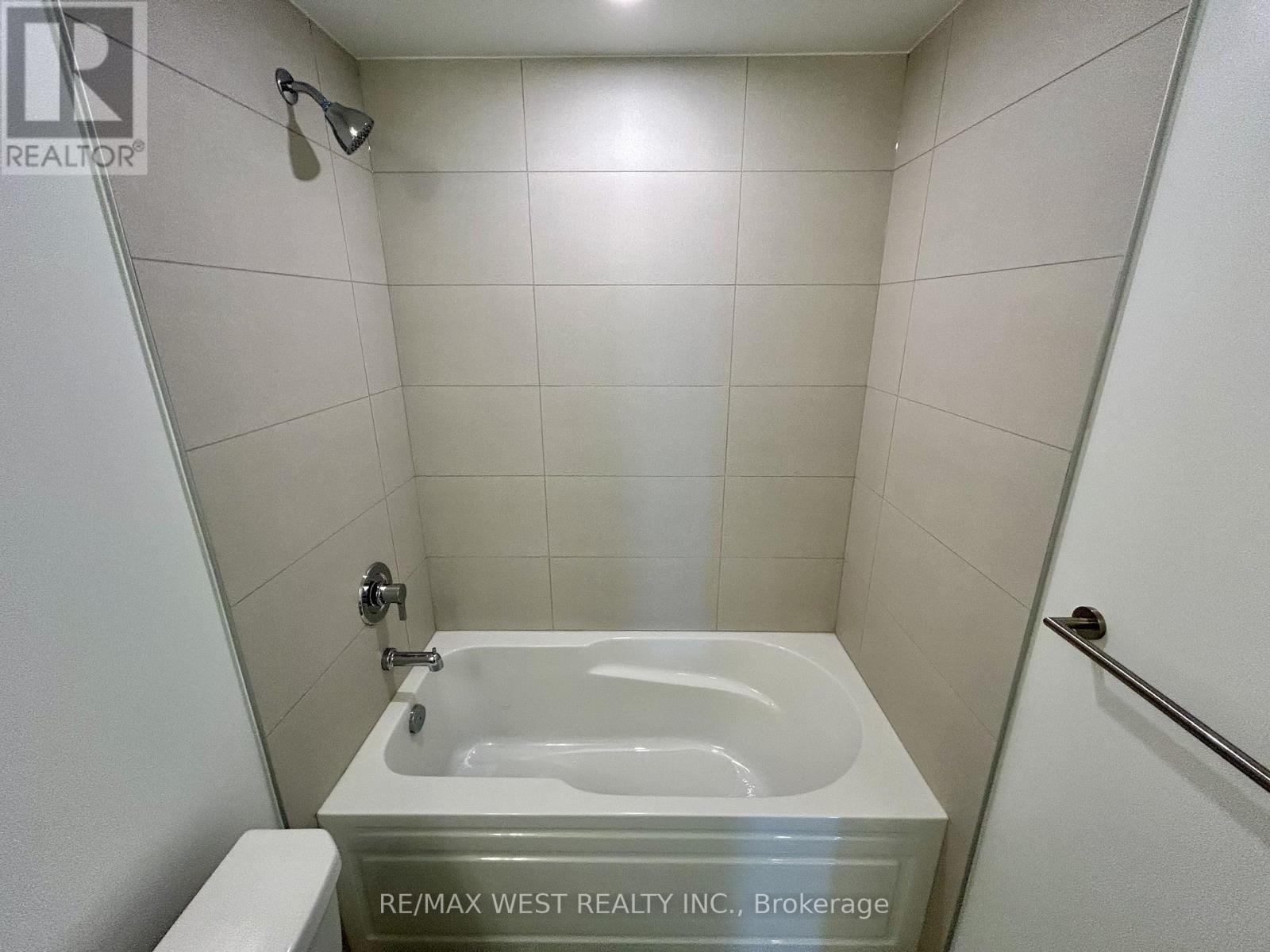 1831 - 2545 Simcoe Street N, Oshawa, ON - Indoor Photo Showing Bathroom