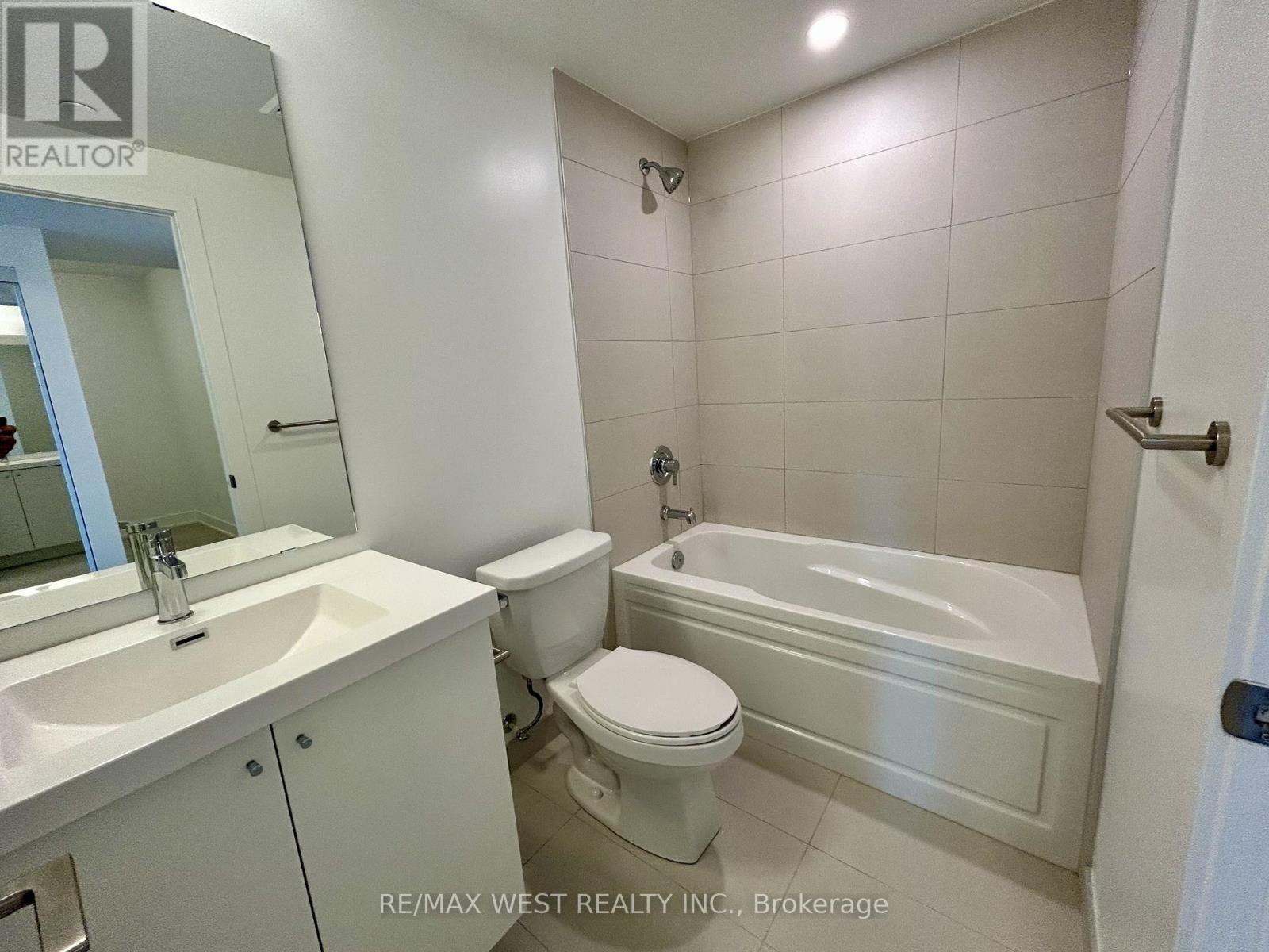 1831 - 2545 Simcoe Street N, Oshawa, ON - Indoor Photo Showing Bathroom
