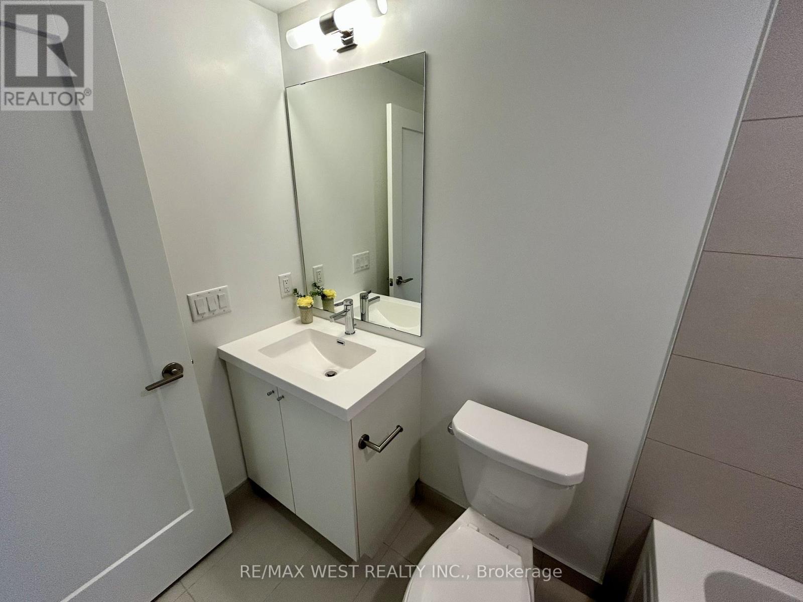 1831 - 2545 Simcoe Street N, Oshawa, ON - Indoor Photo Showing Bathroom