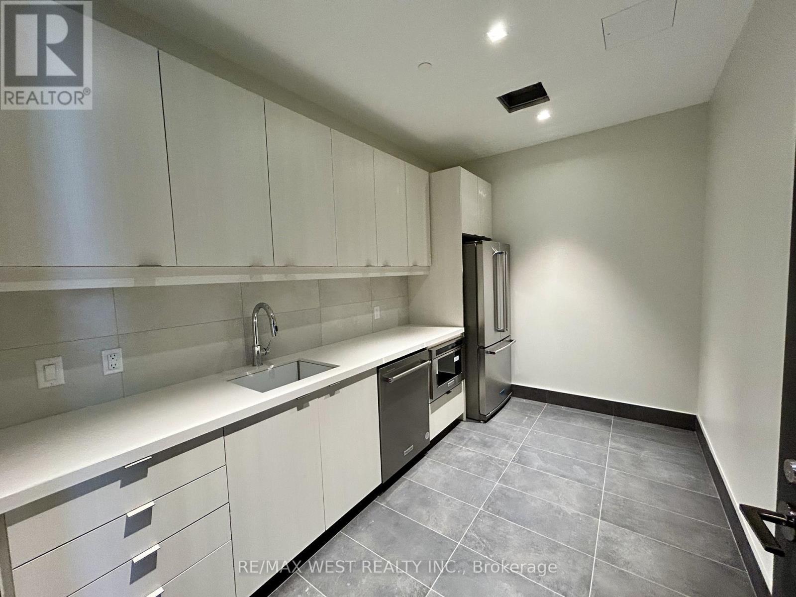 1831 - 2545 Simcoe Street N, Oshawa, ON - Indoor Photo Showing Kitchen