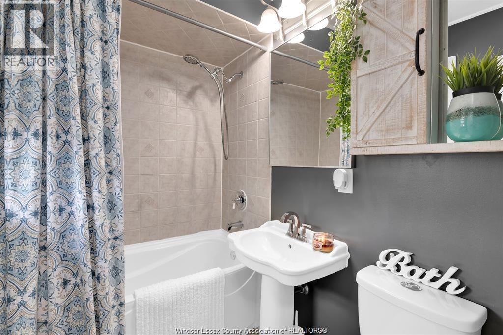1634 Olive, Windsor, ON - Indoor Photo Showing Bathroom