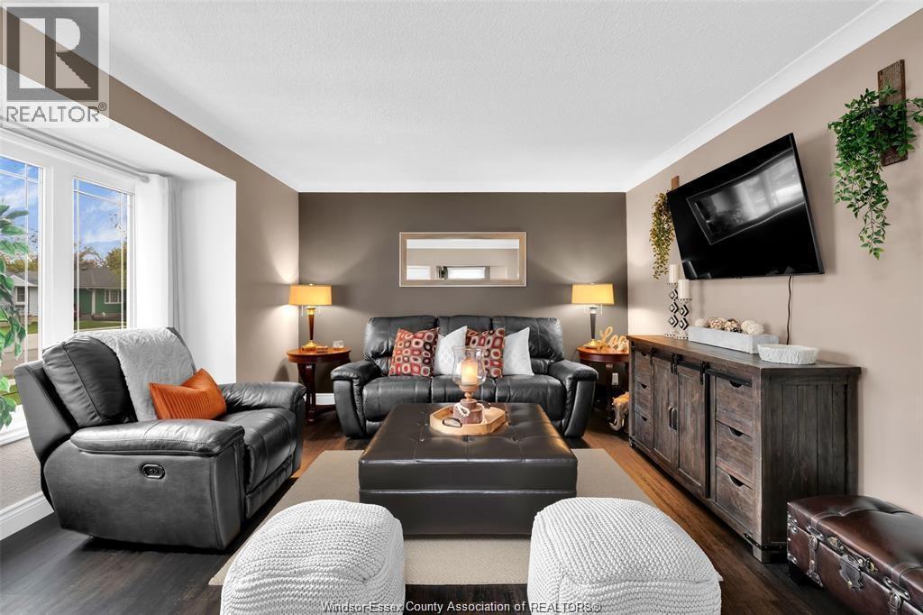 1634 Olive, Windsor, ON - Indoor Photo Showing Living Room