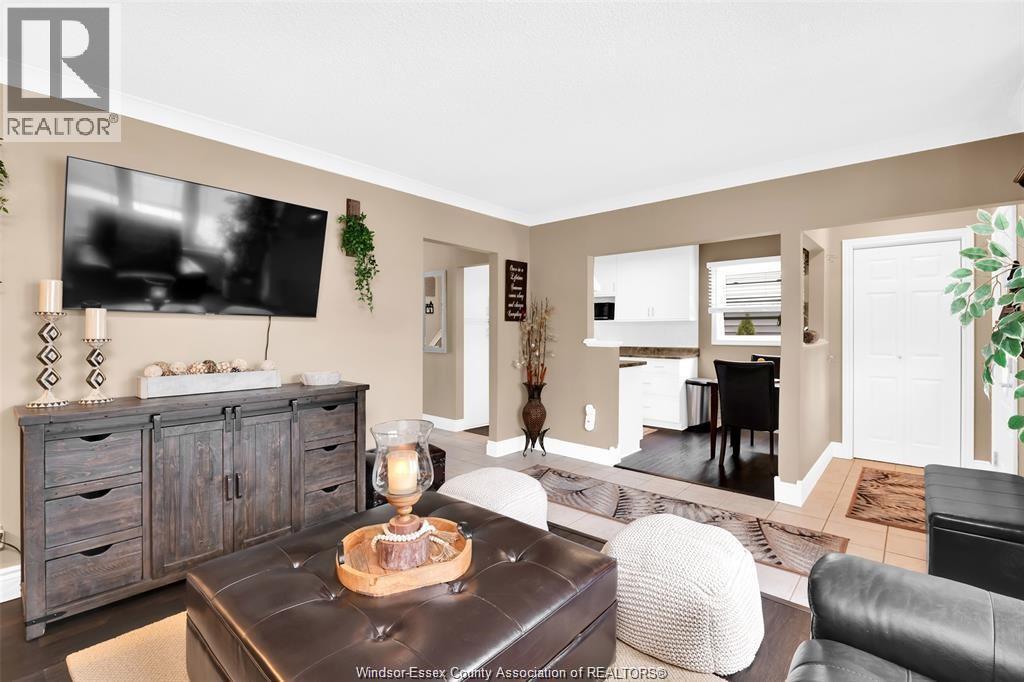 1634 Olive, Windsor, ON - Indoor Photo Showing Living Room