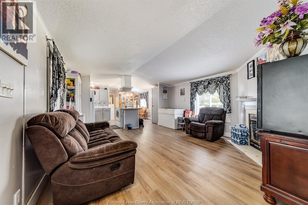 29338 Jane Road Unit# 98, Thamesville, ON - Indoor Photo Showing Living Room