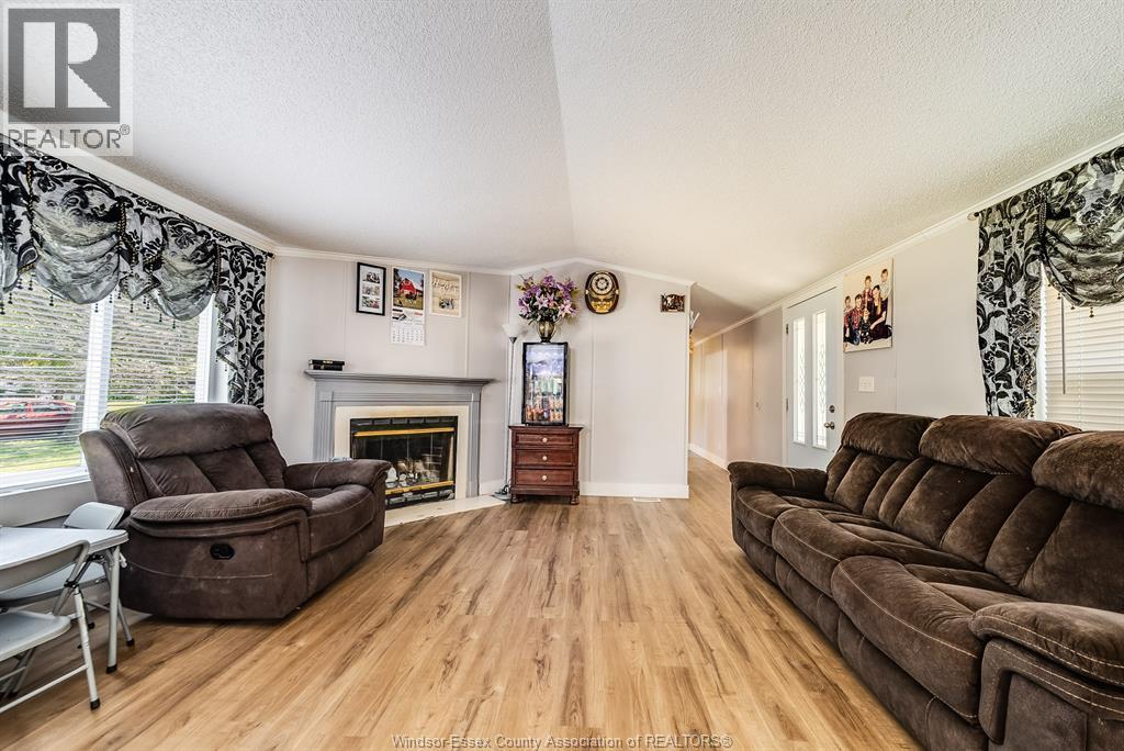29338 Jane Road Unit# 98, Thamesville, ON - Indoor Photo Showing Living Room With Fireplace
