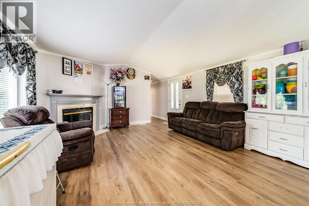 29338 Jane Road Unit# 98, Thamesville, ON - Indoor Photo Showing Living Room With Fireplace