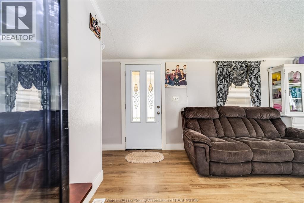 29338 Jane Road Unit# 98, Thamesville, ON - Indoor Photo Showing Living Room