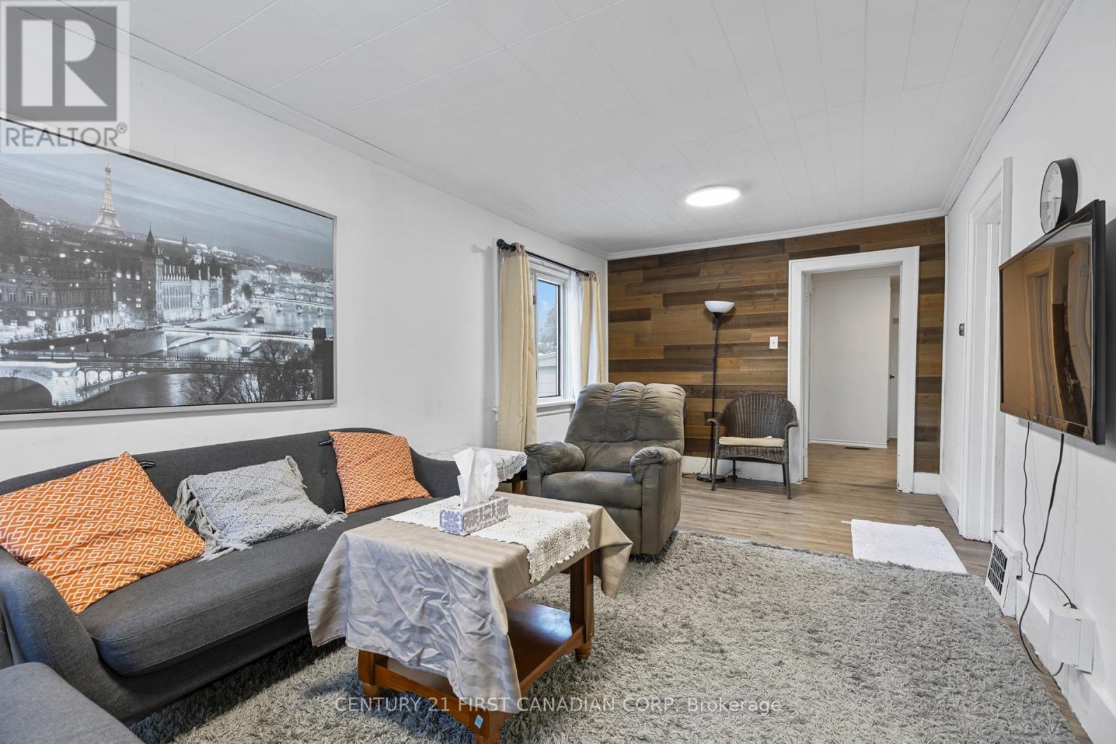 49 Mcnay Street, London East (East C), ON - Indoor Photo Showing Living Room