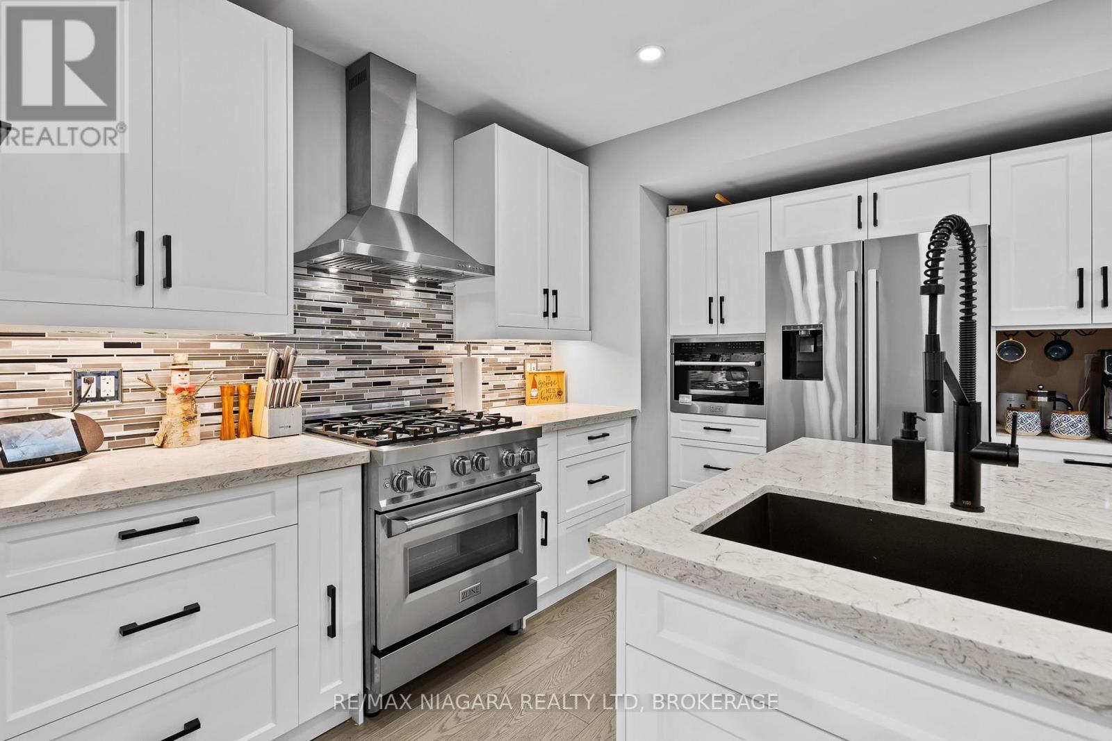 3560 Strang Drive, Niagara Falls (Chippawa), ON - Indoor Photo Showing Kitchen With Stainless Steel Kitchen With Upgraded Kitchen