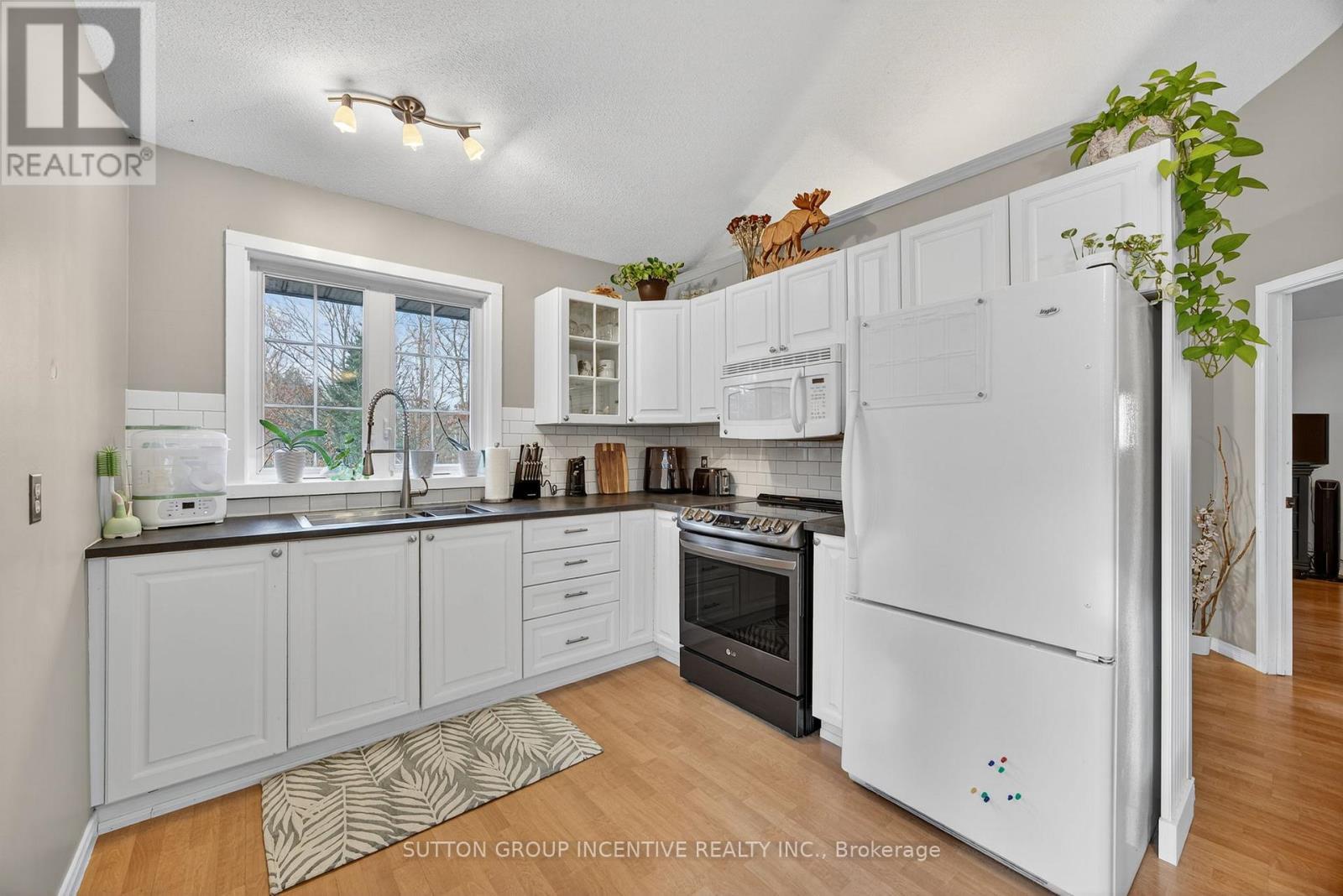 351 Chub Lake Road, Huntsville, ON - Indoor Photo Showing Kitchen With Double Sink