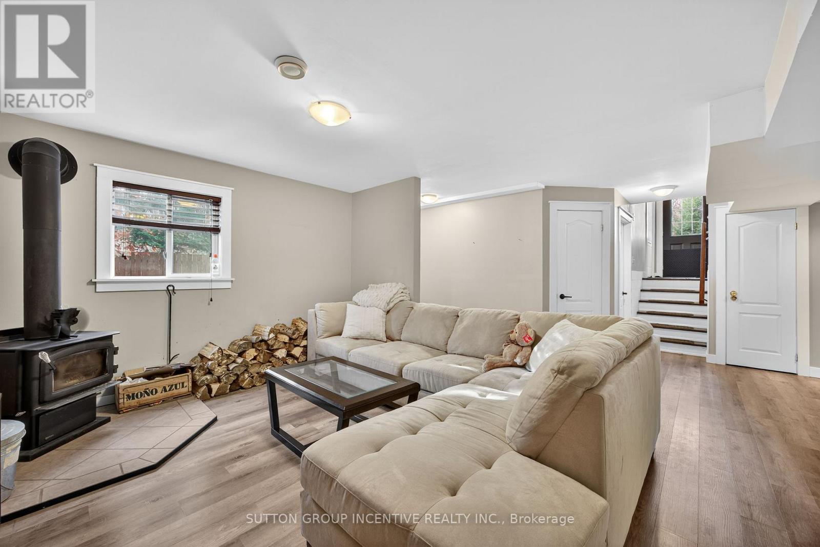 351 Chub Lake Road, Huntsville, ON - Indoor Photo Showing Living Room