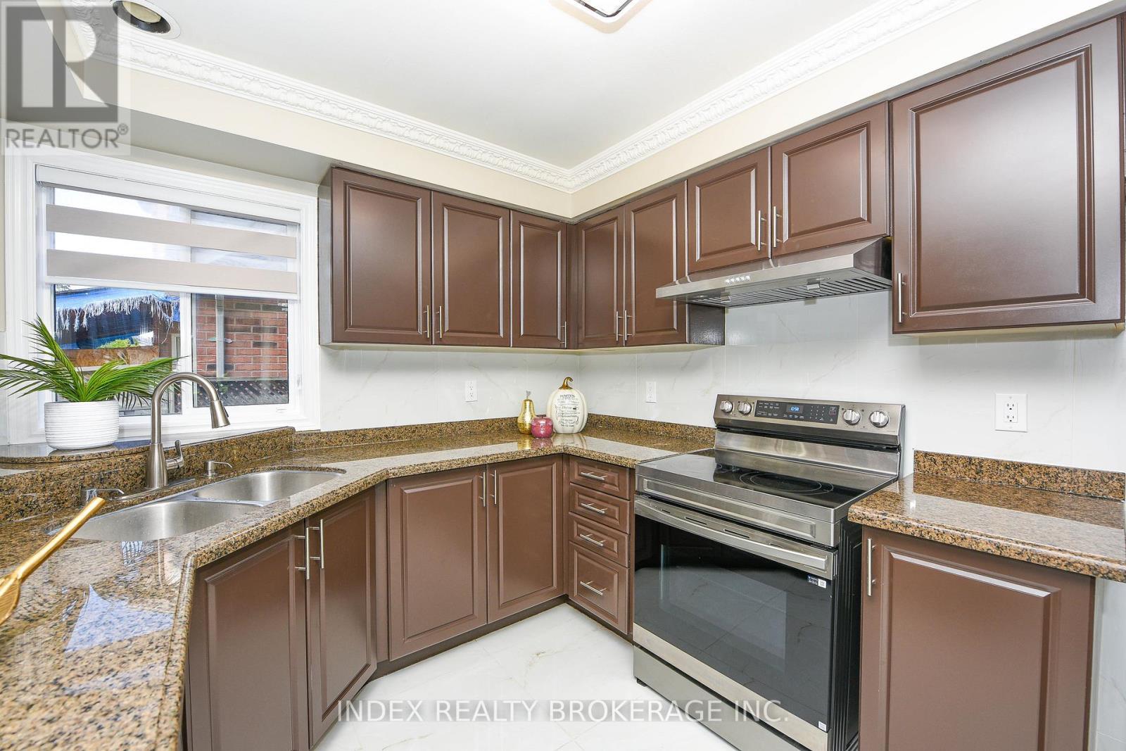10 Leopard Gate, Brampton, ON - Indoor Photo Showing Kitchen With Double Sink