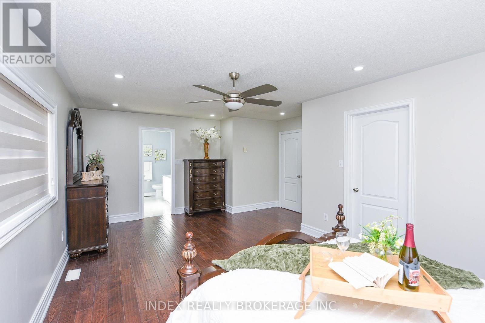 10 Leopard Gate, Brampton, ON - Indoor Photo Showing Living Room