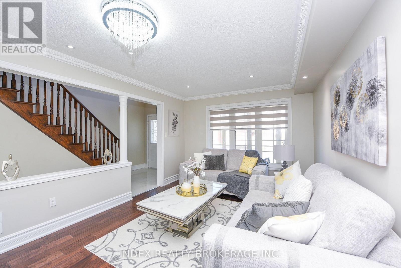 10 Leopard Gate, Brampton, ON - Indoor Photo Showing Living Room