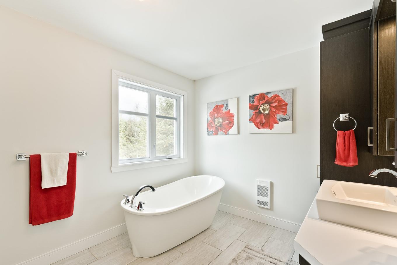 Bathroom - 15 Ch. Armand-Martineau, Saint-Herménégilde, QC - Indoor Photo Showing Bathroom