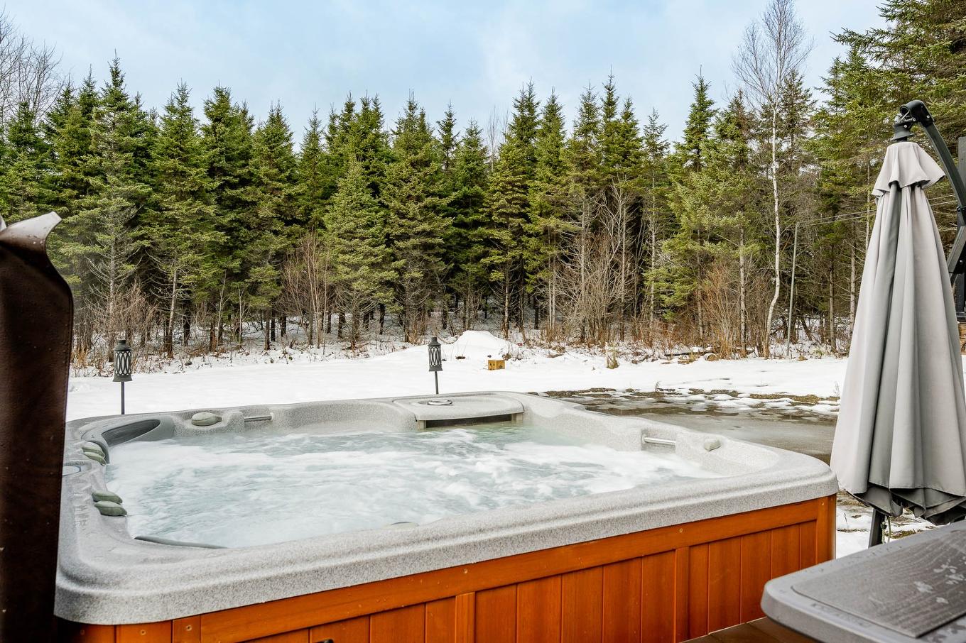 Hot tub - 15 Ch. Armand-Martineau, Saint-Herménégilde, QC - Outdoor